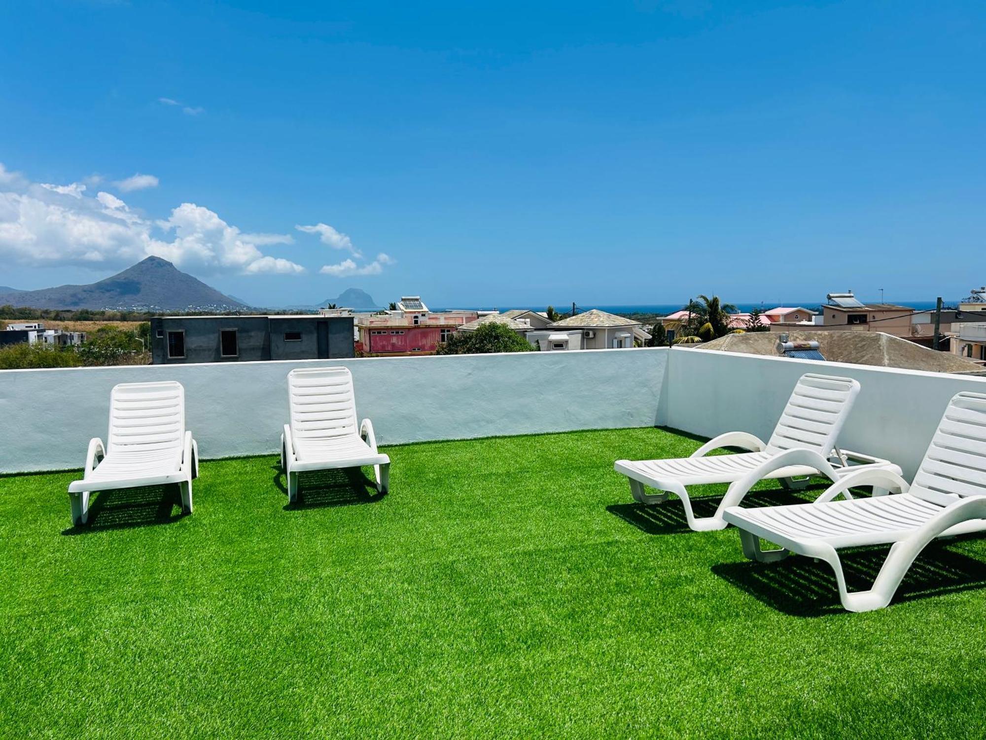 Amazing Sunset View Rooftop. Flic-en-Flacq Exterior foto